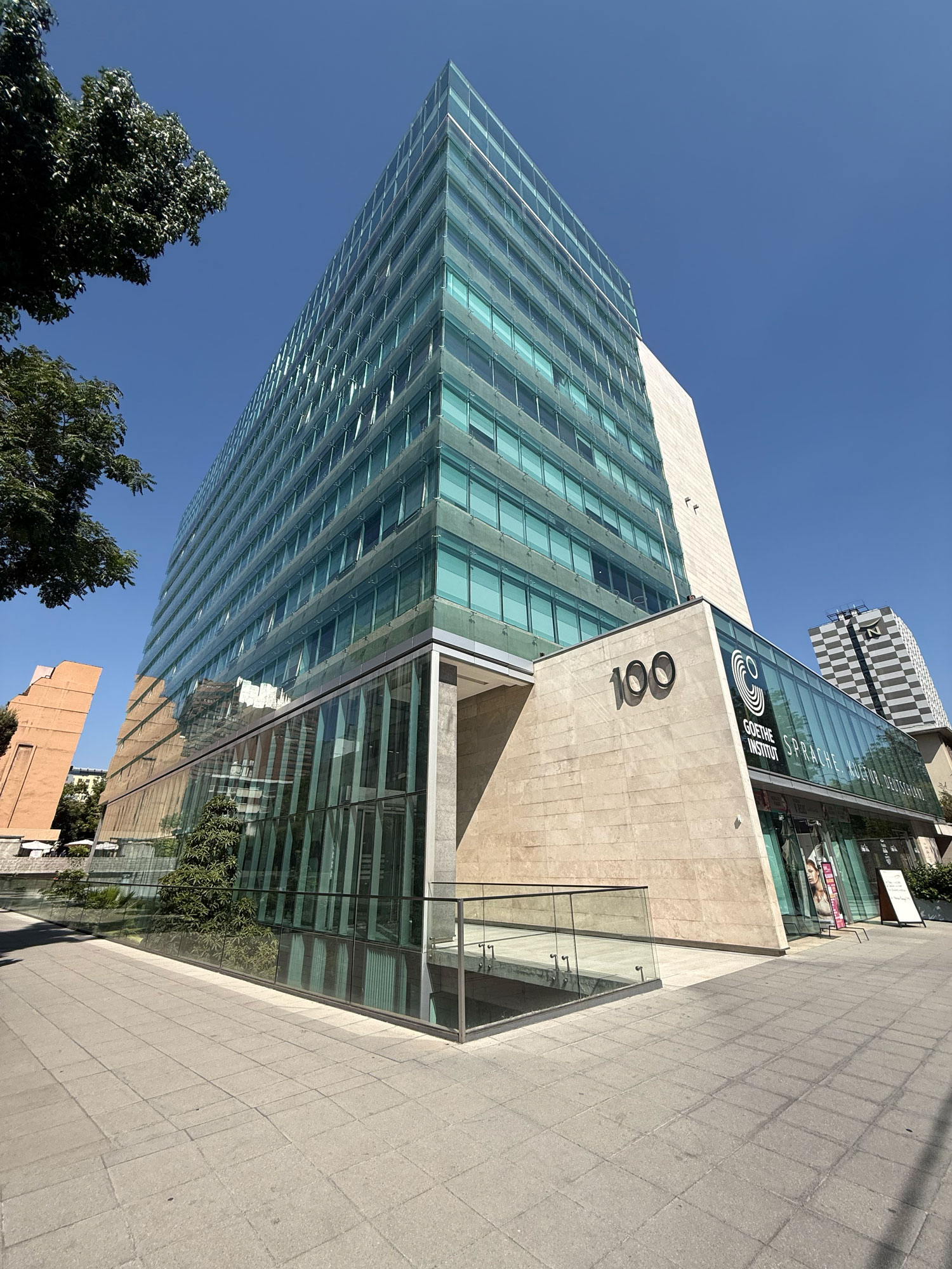 Arquitectura del edificio corporativo Holanda 100 en Providencia